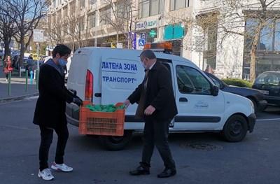 Започна раздаването на хранителни пакети в Бургас
